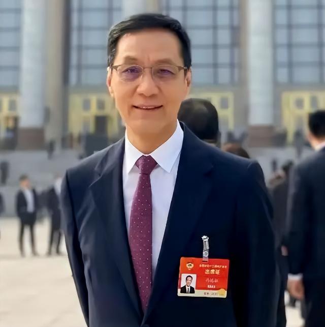 被央视怒批，摇头晃脑、德不配位，难怪阅兵从不邀请“流量”明星