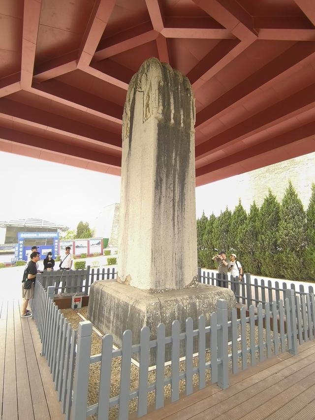 乾陵，一陵俩皇帝，国内唯一，大型石刻超百件，被称为石刻艺术馆