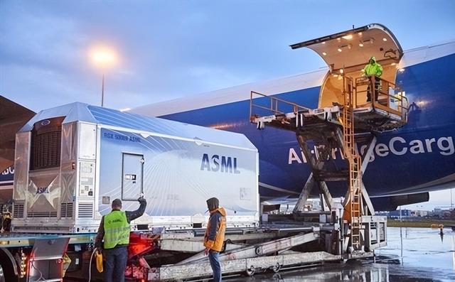 即使荷兰政府花200亿，光刻机大厂ASML依旧决定搬迁，原因何在？