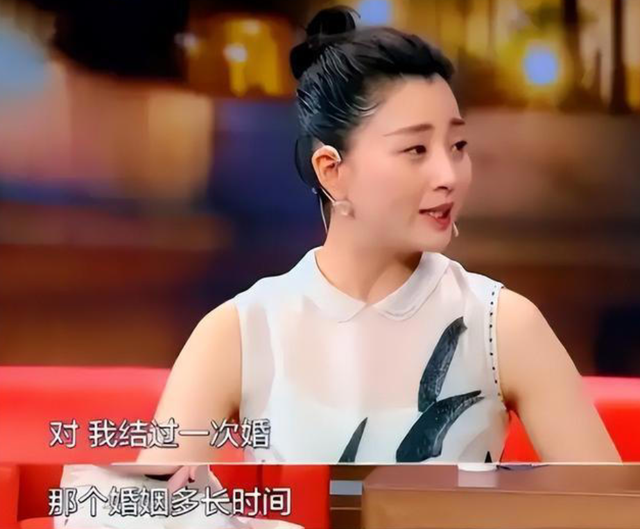 她是演员中的富婆，豪车多的开不过来，如今45岁却像妙龄少女