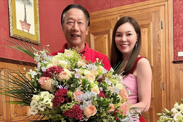 恩爱了17年，75岁的郭台铭开始衰老萎缩，51岁的曾馨莹仍娇艳如花