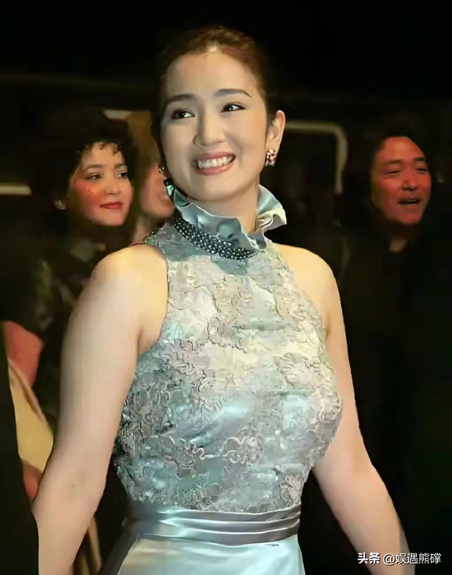 天呐！巩俐这身材太惊艳了，胸围几乎到肚脐，状态却依旧十分亮眼