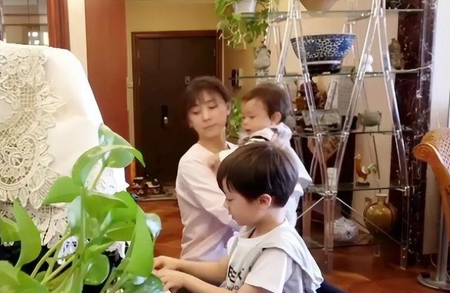 一婚娶央视主持人，二婚娶演员，三婚娶小30岁美女，64岁终于当爹