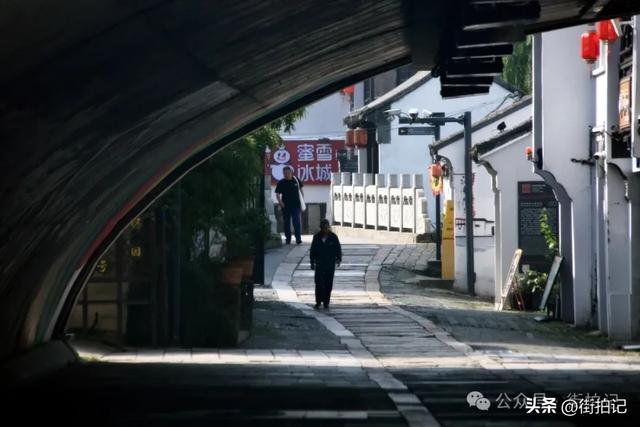 这条河边老街的“慢生活”：他们沿用数十年前的方式，一晃半生