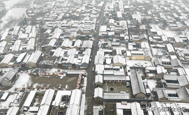 山西襄汾：初雪映丁村 古宅美如画