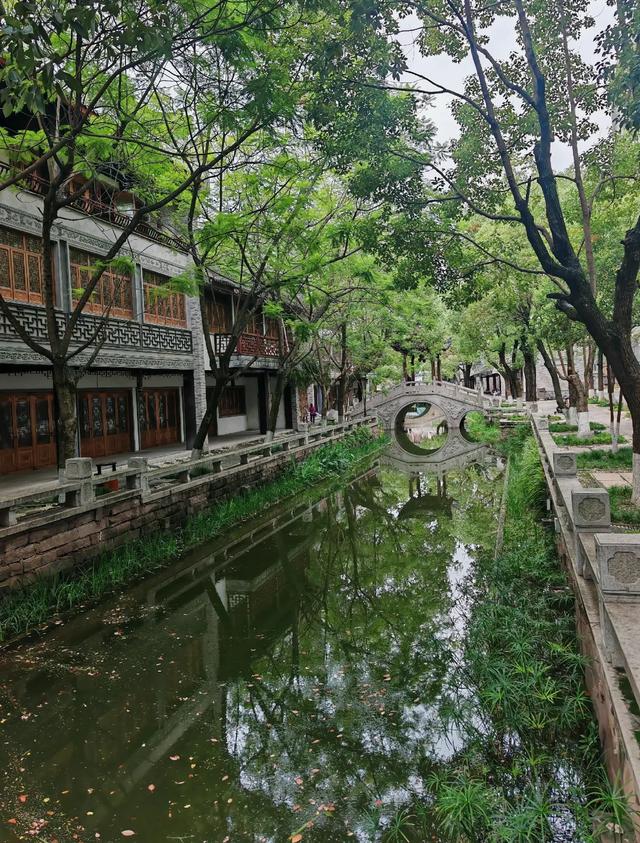 成都这古镇花20个亿修得比市中心还好，怎么反倒把魂弄丢了呢？