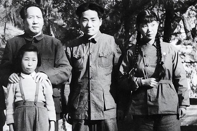 毛岸英喊了声“朱德同志”，毛主席生气拍桌子：连我都要叫老总