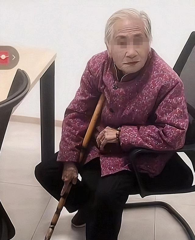 亲戚为暴打母亲男叫屈！他良心不坏，动手事出有因	，老人拿钱捞人