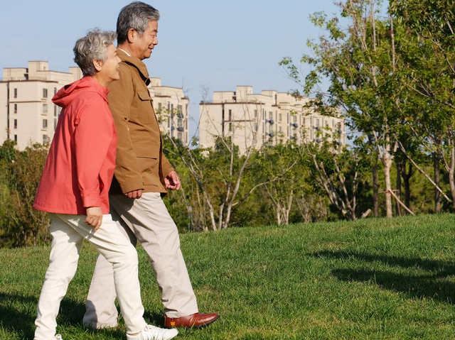 寿命是长是短，看走路就知道？走路时有4个表现，与长寿或无缘