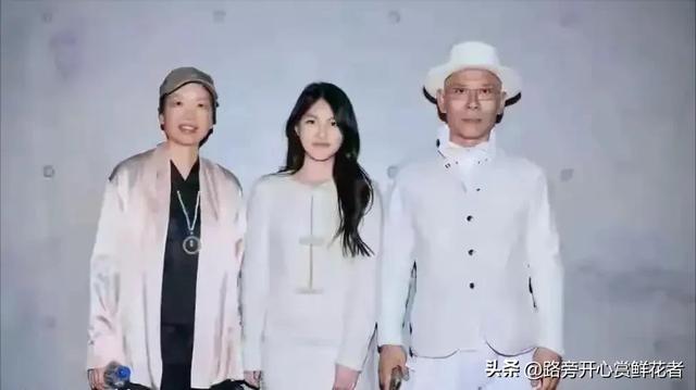 王诗龄回国后在宴会上惊艳到大家!真成财阀千金了,骨子里的优雅