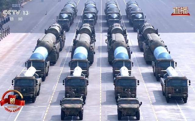 九三阅兵震撼全球，特朗普很上道，罕见“祝福中国”