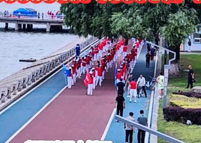 反转！老年暴走团挡道120被全网骂惨，警方介入，律师：车应让人