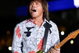 事实证明，被人民日报公开点赞的伍佰，已走上另一条人生大道图片