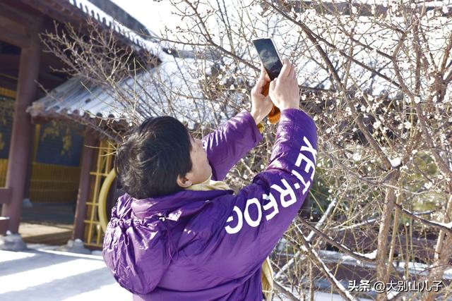 西流湖公园：傲雪寒梅俏枝头雪景如画醉游人