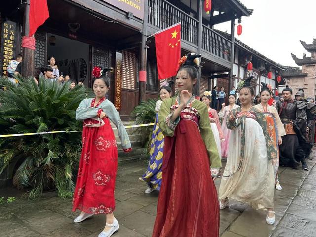 国庆首日“开门红”！昭化古城开启“人海”模式