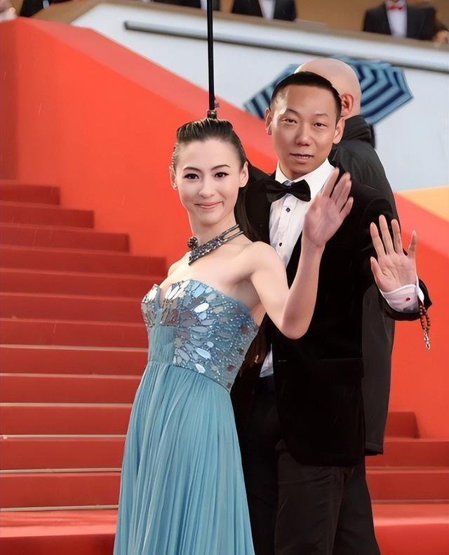 45岁张柏芝现身法庭，四个助理相伴阵仗大，遭前经纪人索赔逾千万