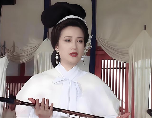 著名演员何晴患脑瘤病逝！父母都患过脑溢血，父亲早逝