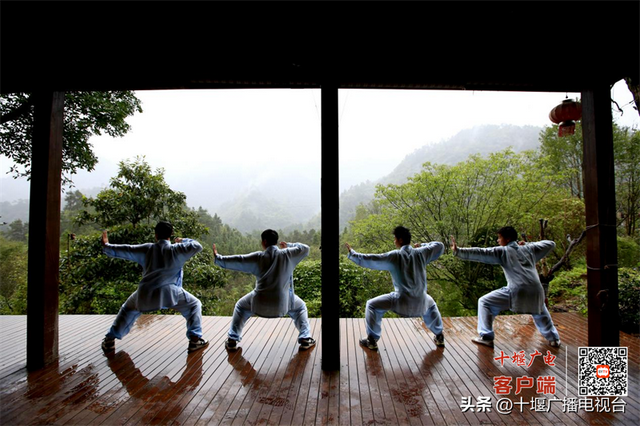 武当变身天然“氧舱” 游客雨中寻“氧心”康养