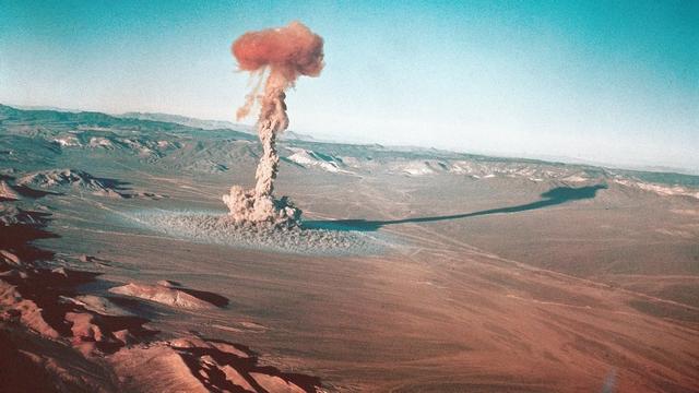 特朗普开头炮！打破33年核静默硬刚普京，全球核竞赛再被点燃？