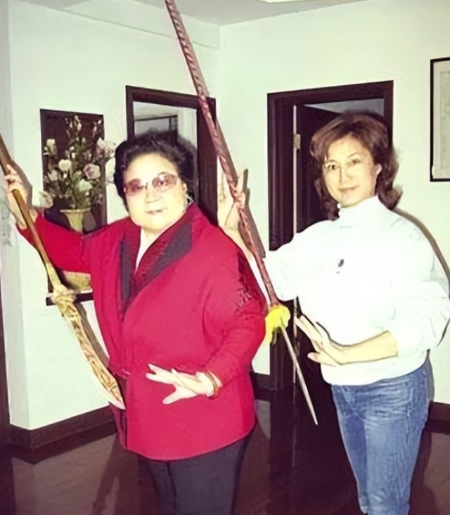 吃里扒外、永不回国？带30名演员留美不归，如今年过花甲归来