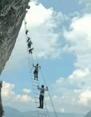 张家界的山里，一群野人赢麻了