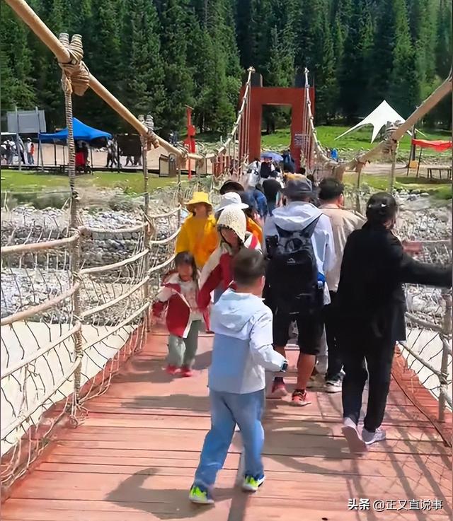 网红桥再次断裂后续：有孩子被冲走，家长发现定位，员工骑马救援