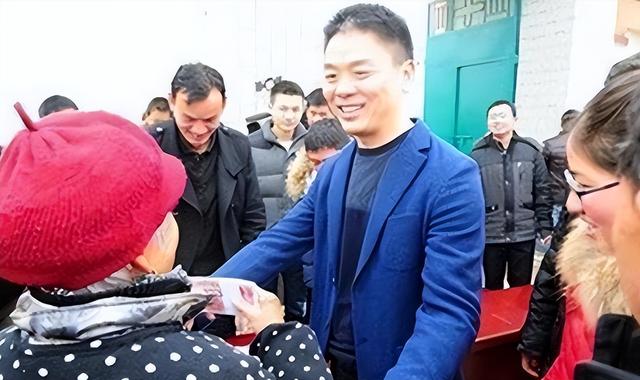 刘强东光送年货没发钱	，60岁村民被问是否失望，老人家回答太戳心