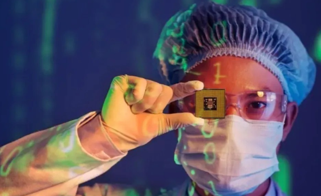 一个都跑不掉！华为600万年薪高管，带13人偷芯片，如今下场解气