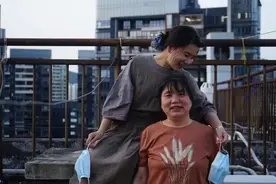 和妈妈一起漂在深圳，我做白领，我妈做保洁图片