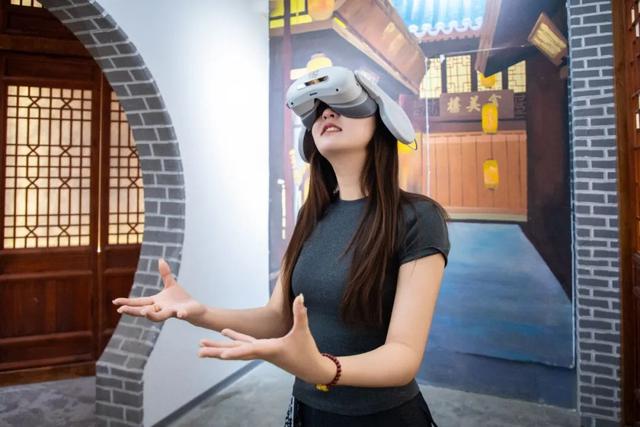 秋光正好，登高祈福正当时！台儿庄古城复兴楼“登高祈福”活动已开启，愿你拾级而上，步步皆好运！