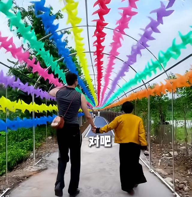 爱情乱了年纪！46岁大妈嫁儿子同学，绝经前怀混血儿，现生活幸福