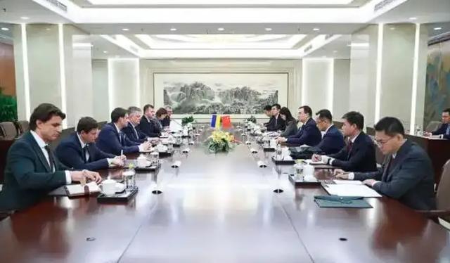 谈妥了，中乌代表在京握手，泽连斯基对华示好，中方要拔1根毒针