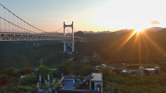 兴义：桥旁赏落日 桥上瞰山河 桥下观飞瀑 解锁立体化旅游新模式