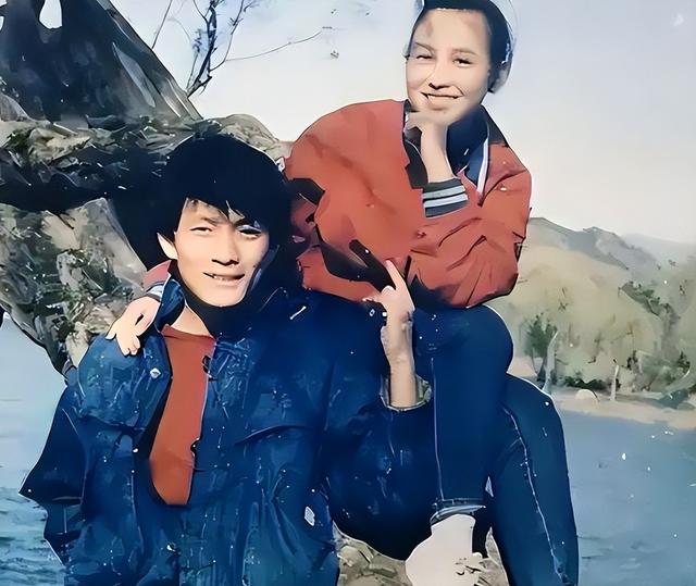 她19岁与导演私奔，在地下室裸婚连生3胎，今被丈夫用7部剧捧红