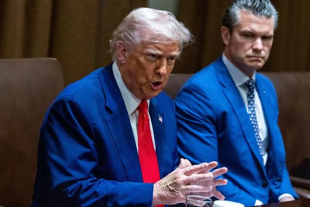 摊牌了！美国备战信号强烈，川普要“砍官增兵”，第一波福利已发