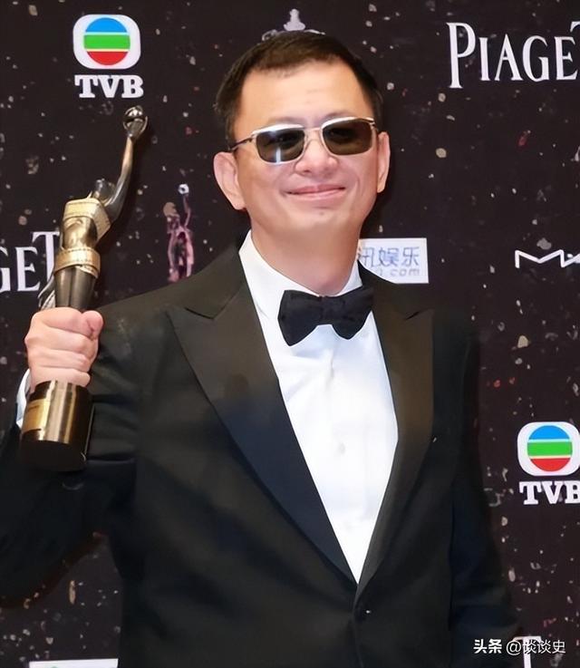 陪玩陪睡只是开胃菜，袭警、舔手指、集体嫖娼，背后的事捂不住了