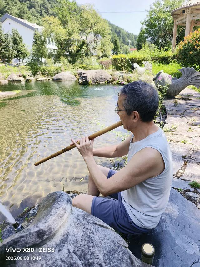 林壑听涛逢旧雨 溪声松语话流年