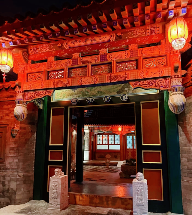 王诗龄深夜北京小院拍旗袍照，面无表情，中式恐怖感拉满引热议？