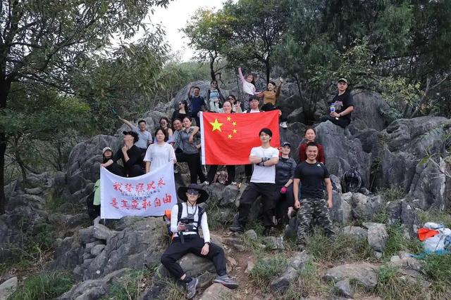 国庆“牛马”扎进山!不挤5A景区,年轻人徒步团爆满!