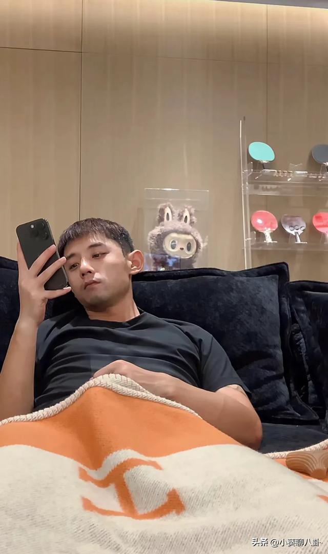 张继科直播居然这个姿势？被网友群嘲，粉丝反驳是不是管太多了？