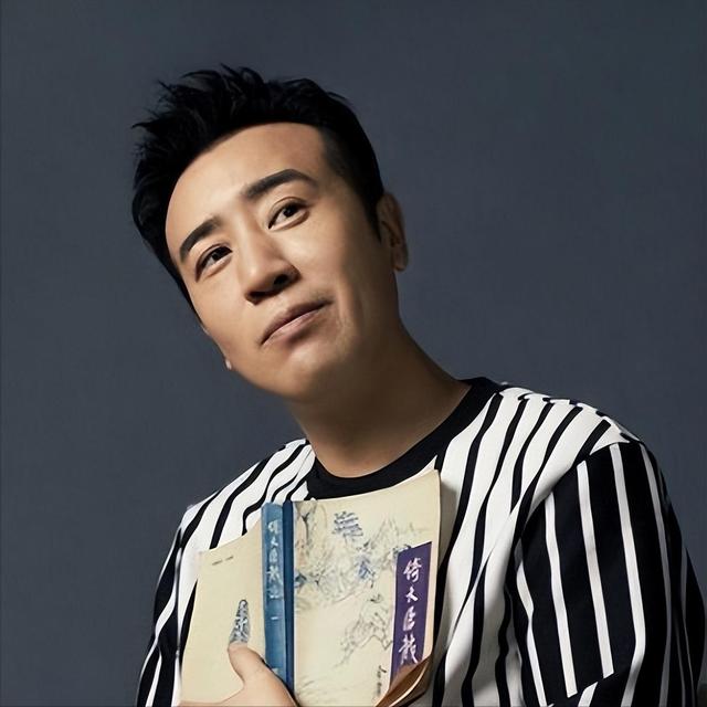 3岁丧父，吃姐姐奶水长大，成名后为8个哥姐买房，如今成全家骄傲