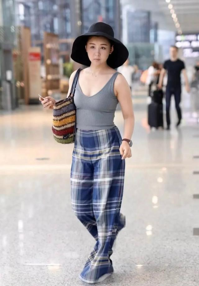 40岁李小萌和王雷带娃匈牙利度假，屁股大，腰细很多，身材十分好