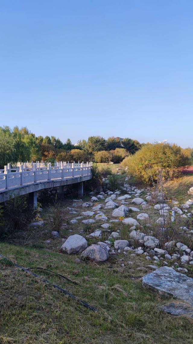乌兰察布霸王河大桥两岸，河水缓缓流淌，两岸绿树成荫，空气清新