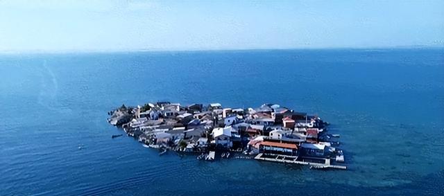 1200人挤在大海中央生活一辈子：没有法律、没有婚姻，人均活90岁