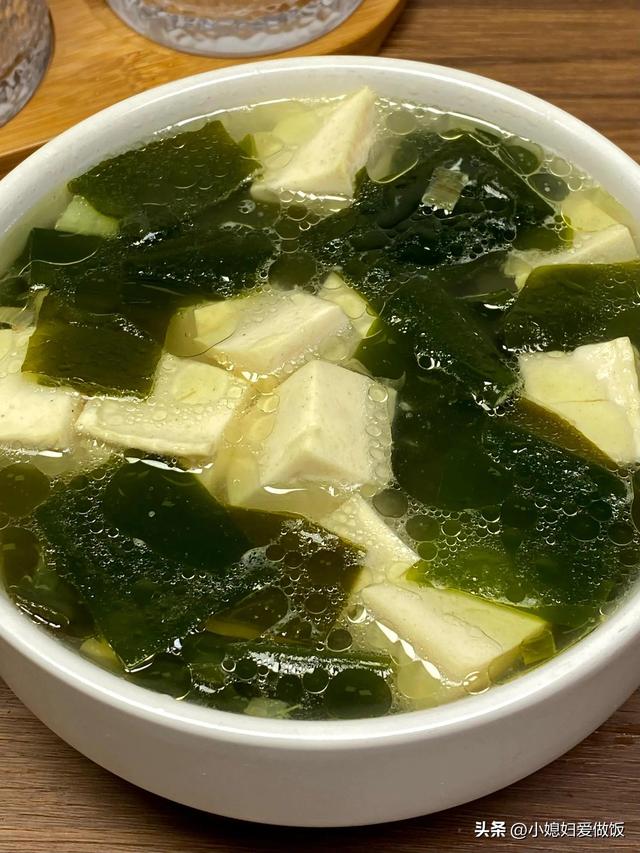 它是碱性食物之王，年过50使劲吃，嘴巴不臭了，肠胃通畅，不便秘