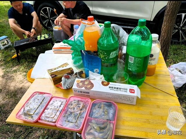 国庆帐篷革命：年轻人拒绝“酒店刺客”，草地上长出的消费主权！