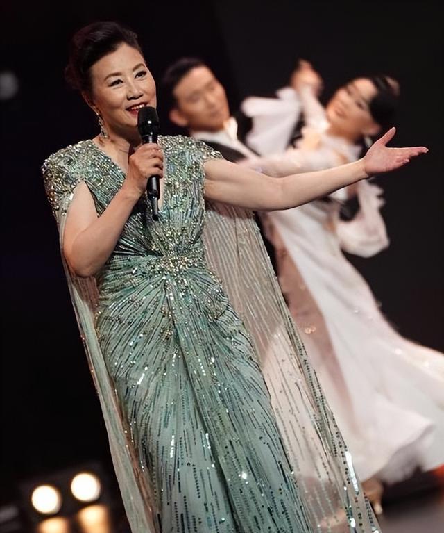 77岁还能压轴上央视春晚，无儿无女拼命赚钱，却有人给她磕头拜年