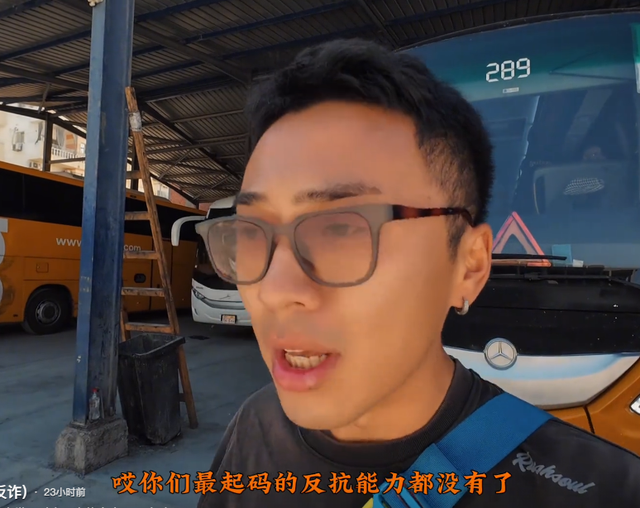 专坑中国人？中国游客在埃及排队给小费，大巴工作人员伸手就要钱