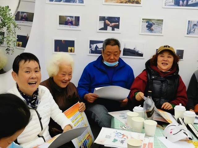 老年娱乐新模式！80岁爷爷打游戏，剧本杀轻松拿捏，比90后还会玩