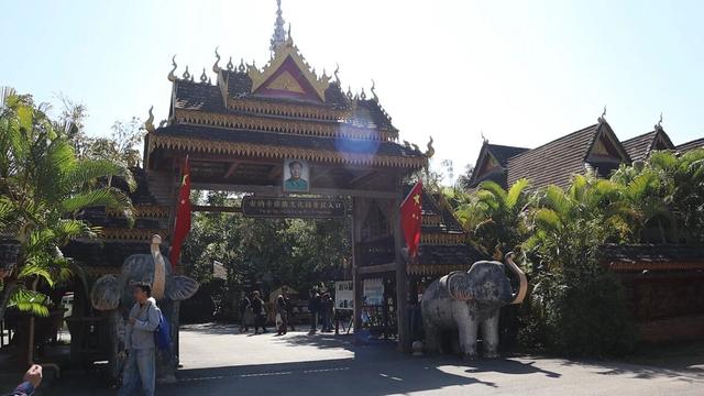 云南边境西双版纳，真正的千年古寨，当地村民还住在吊脚楼中